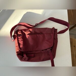 Incase laptop cross body bag (maroon/red)
